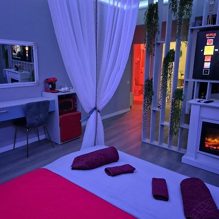Appartamento Afi Discret Jacuzzi Bucarest Esterno foto
