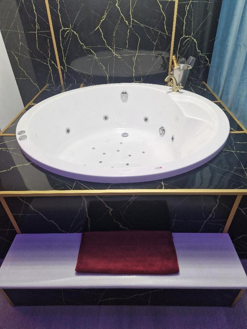 Appartamento Afi Discret Jacuzzi Bucarest Esterno foto